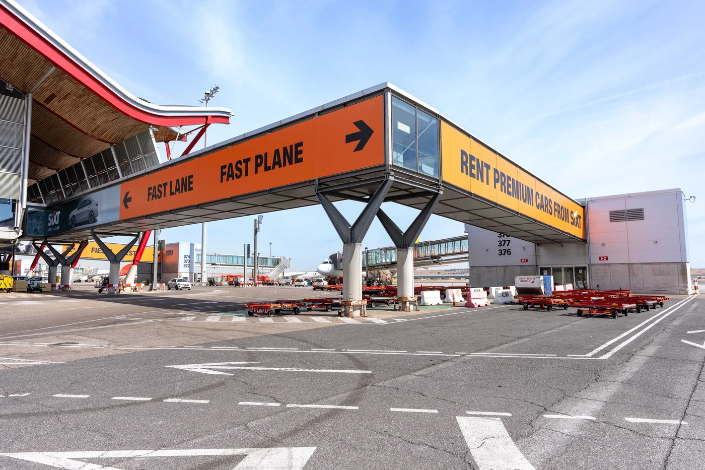 Exterior Plus · Publicidad exterior en el aeropuerto de Madrid · fotografía 2 de 10 por Mondelo Media