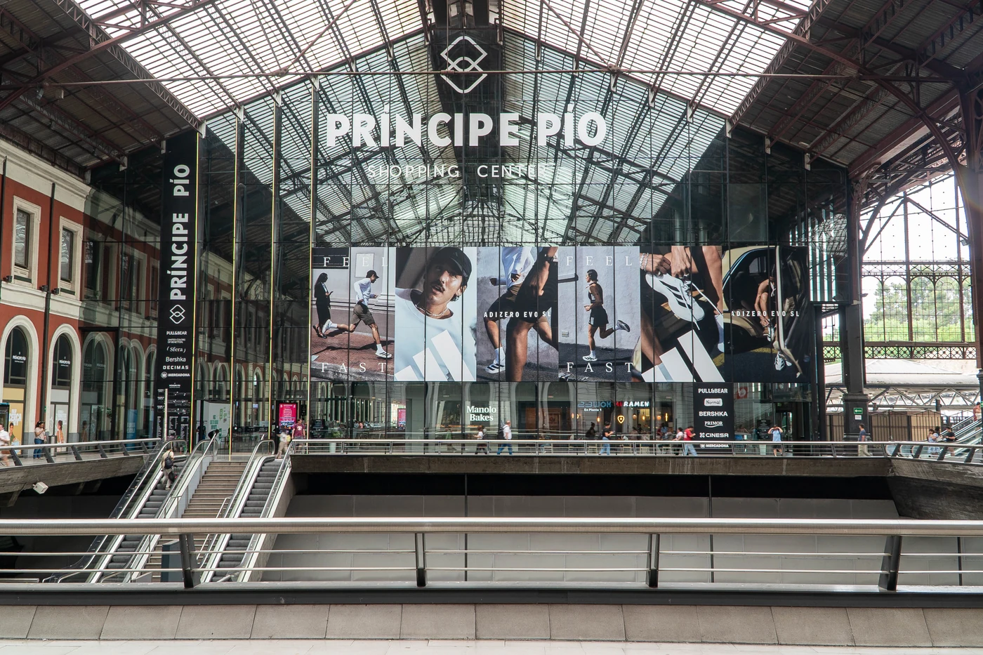 Exterior Plus · Publicidad exterior en el aeropuerto de Madrid · fotografía 5 de 10 por Mondelo Media