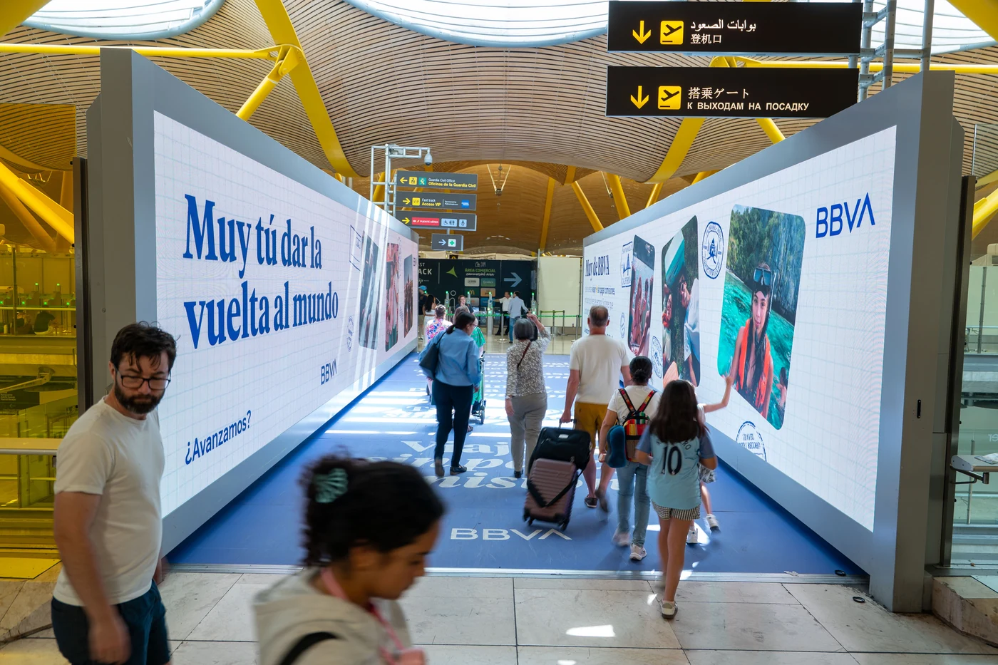 Exterior Plus · Publicidad exterior en el aeropuerto de Madrid · fotografía 7 de 10 por Mondelo Media