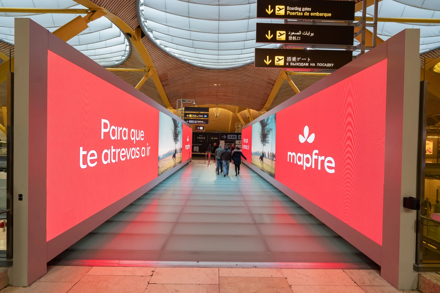 Exterior Plus · Publicidad exterior en el aeropuerto de Madrid · fotografía 9 de 10 por Mondelo Media