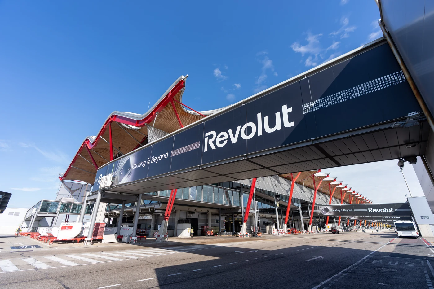 Revolut · Fingers en el aeropuerto de Madrid · fotografía 1 de 9 por Mondelo Media