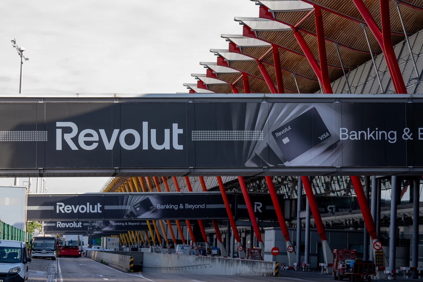 Revolut · Fingers en el aeropuerto de Madrid · fotografía 3 de 9 por Mondelo Media