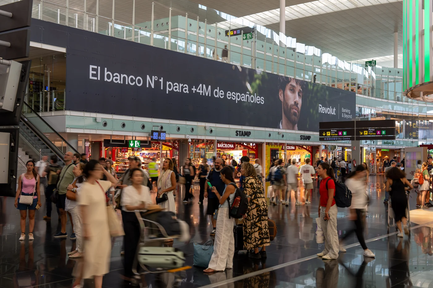Revolut · Fingers en el aeropuerto de Madrid · fotografía 5 de 9 por Mondelo Media