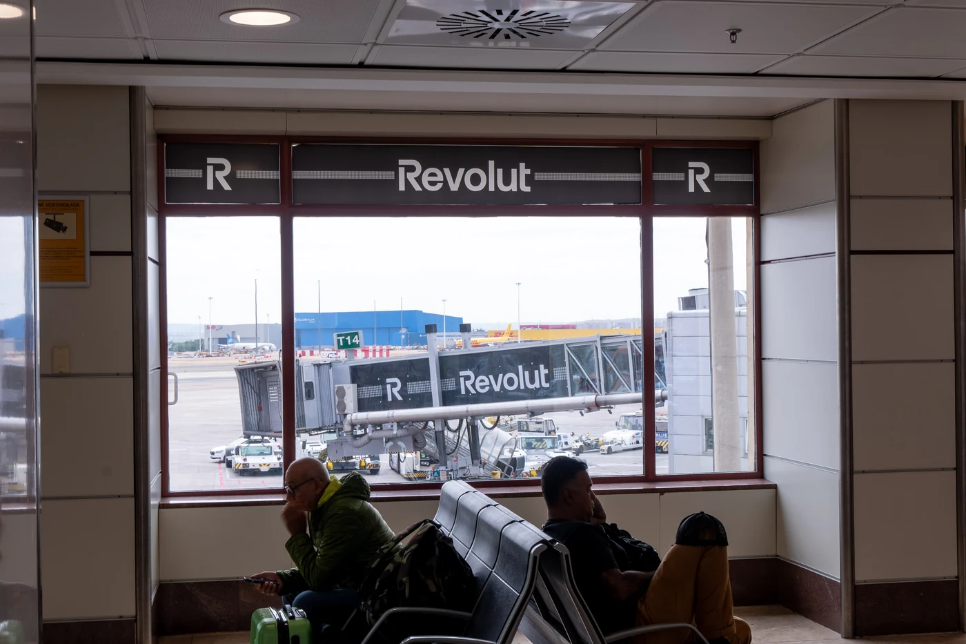 Revolut · Fingers en el aeropuerto de Madrid · fotografía 7 de 9 por Mondelo Media