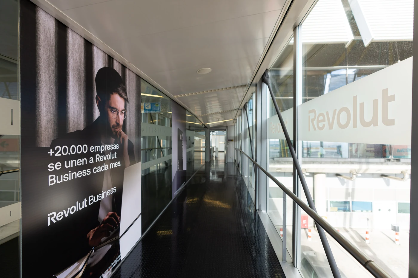 Revolut · Fingers en el aeropuerto de Madrid · fotografía 9 de 9 por Mondelo Media